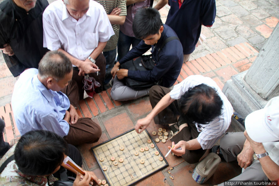 Азартные игроки в храме Нефритовой Горы Ханой, Вьетнам