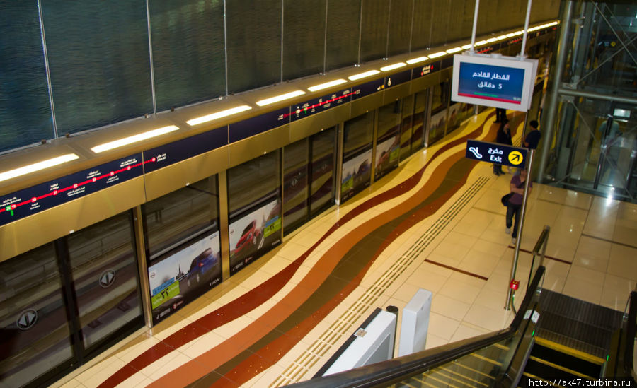 Вид на перрон метро Дубай, ОАЭ