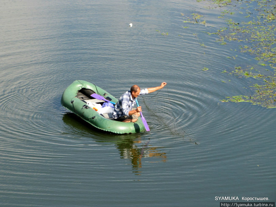 В надувной лодке — одинокий рыбак. Коростышев, Украина