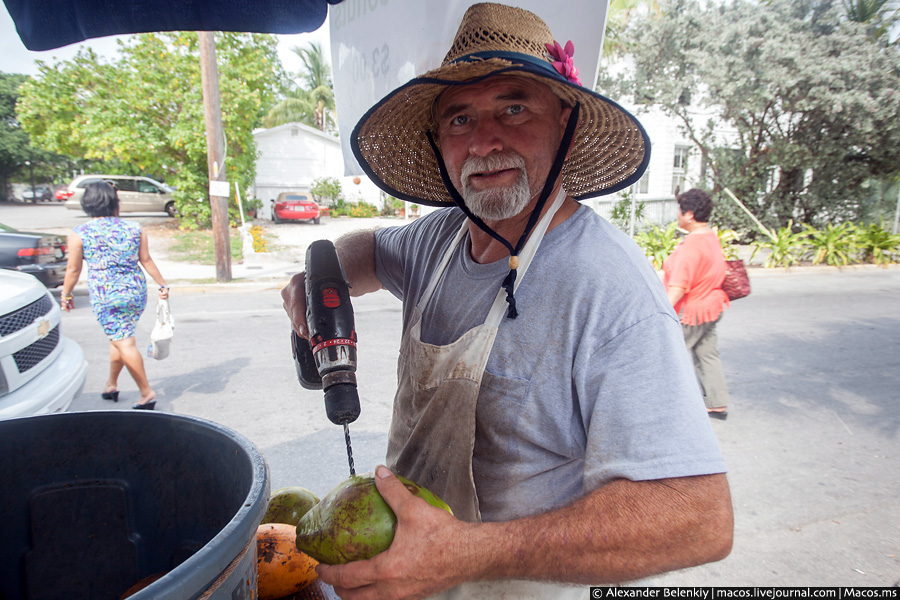 И только один мужик, набрав полный фургон кокосов, усердно сверлит их и продаёт туристам по три доллара. Ки-Уэст, CША