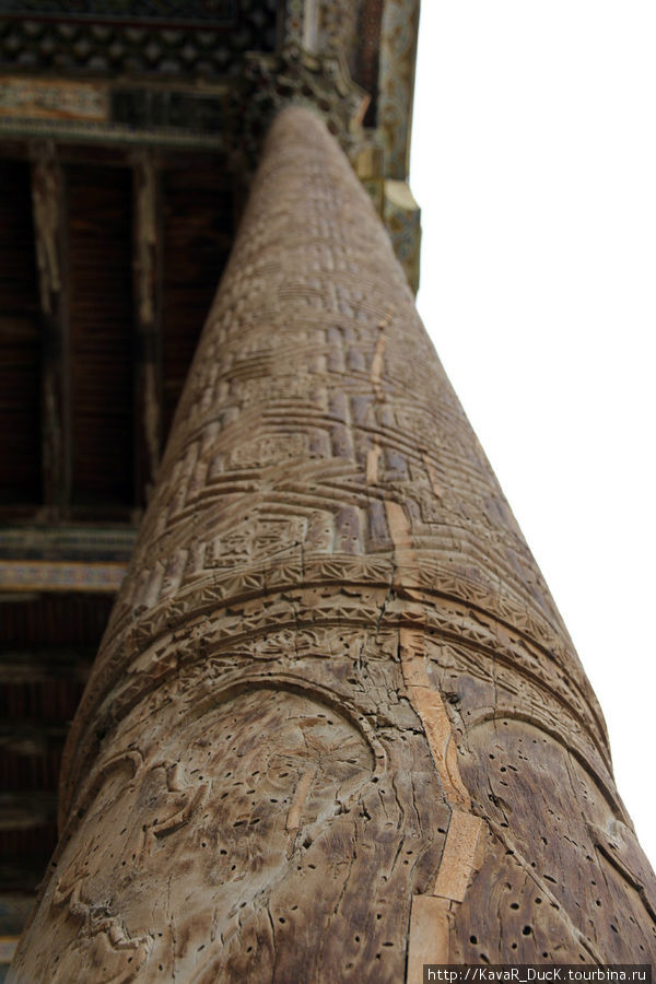 Деревянная колонна, изъеденная насекомыми