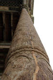 Деревянная колонна, изъеденная насекомыми