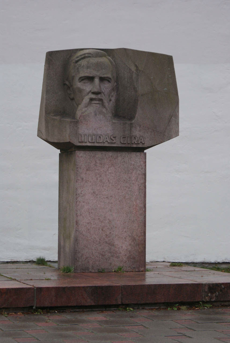 Памятник Людасу Гире
