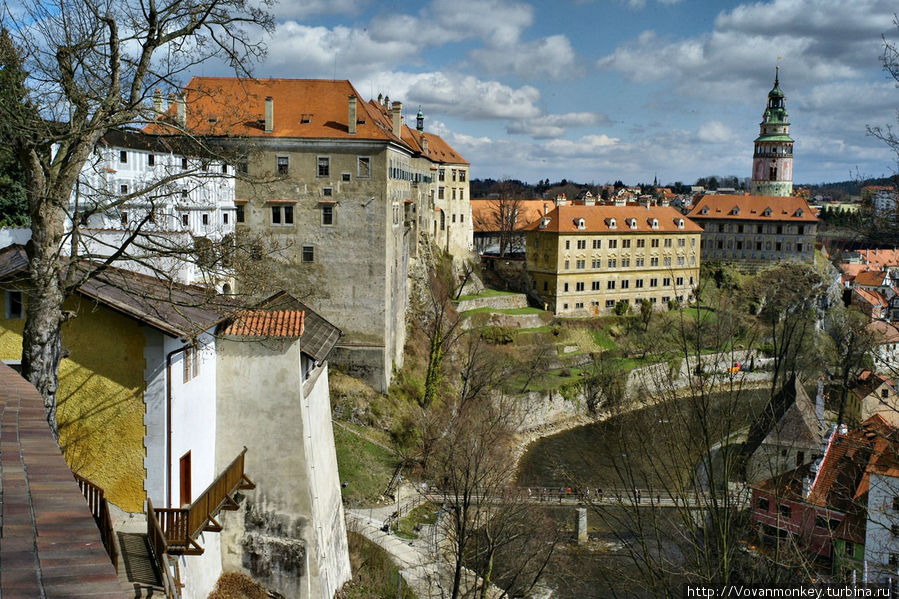 И ещё выше, на пути в левый боковой вход в замковый сад открывается ещё одна панорама Крумловского замка Чешский Крумлов, Чехия