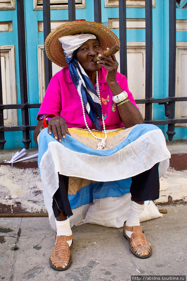 Эта колоритная бабулька работает за 1 кук за фото. Гавана, Куба