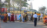 Народ идёт к храму Чамунди