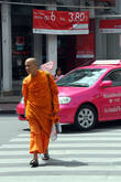 Пешеходный переход — и для монахов правила дорожного движения писаны