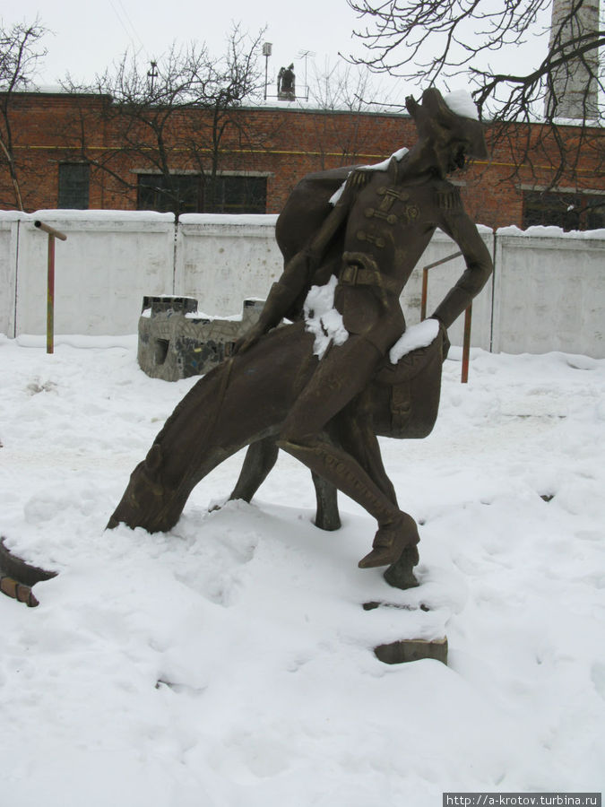 Памятник Барону Мюнхгаузену, весь в снегу (на лошади). Летом фонтан из неё Хмельницкий, Украина