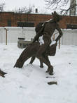 Памятник Барону Мюнхгаузену, весь в снегу (на лошади). Летом фонтан из неё