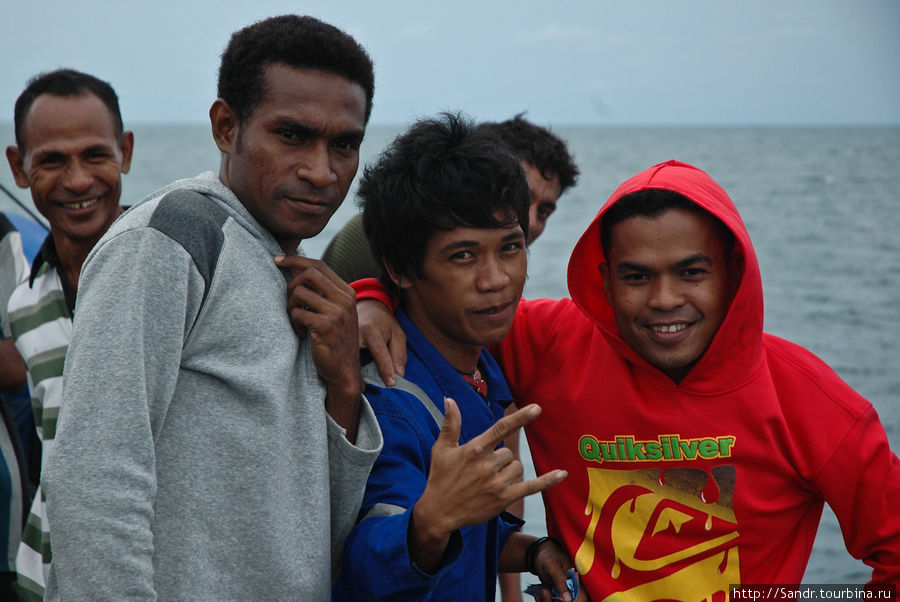 Механик (посередине) и другие члены команды. Папуа, Индонезия