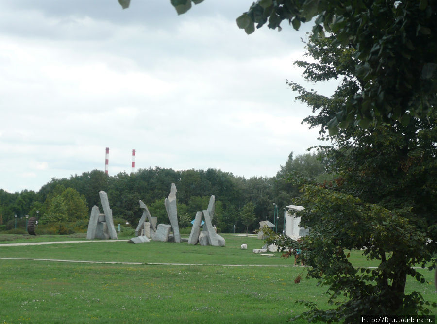 Скульптурный авангард в парковой зоне Белград, Сербия