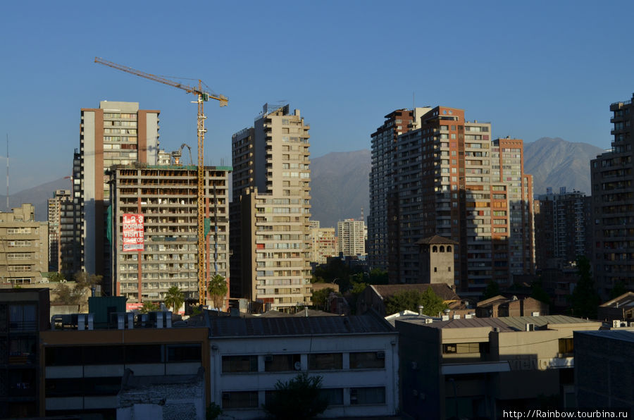 Вид на новостройки и горы вдали Сантьяго, Чили