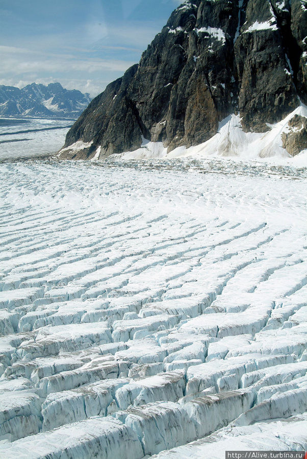 Выглядел он вот так, трещины во льду уходят на десятки и сотни метров глубины! Национальный парк Денали, CША
