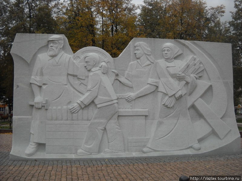 Правое крыло памятника Подольск, Россия