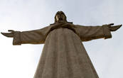 Огромная статуя Христа Кришту-Рей (Cristo Rei) смотрит на город с высокого южного берега реки Тежу. Точная копия более знаменитой статуи Христа в Рио-де-Жанейро, Бразилия, только уменьшенная в два раза. 
Статуя Христа была построена в 1949-1959 гг. и открыта 17 мая 1959 года. Создание статуи было одобрено на португальской конференции Епископата, проведенной в Фатиме 20 апреля 1940, как просьба Богу, чтобы спасти Португалию от входа во Вторую Мировую войну. Она была построена на народные пожертвования, в основном на деньги женщин. Португалия не участвовала во Второй Мировой войне, поэтому женщины жертвовали деньги на статую Христа, так как он спас от смерти их сыновей, мужей и отцов не допустив участия Португалии в военных действиях.
