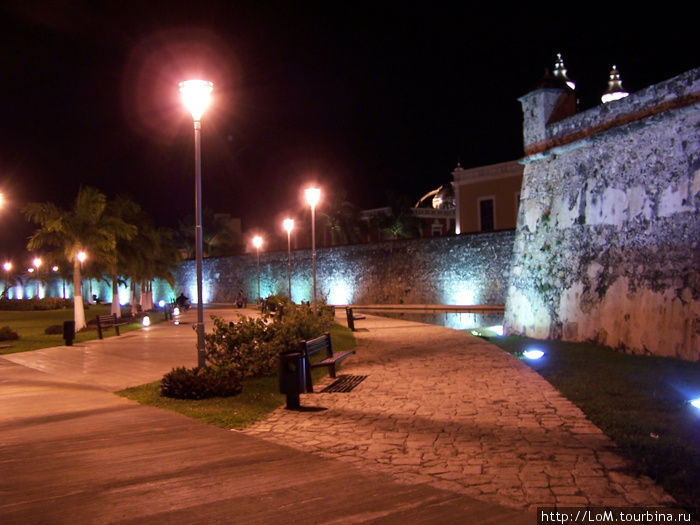 стены знаменитой крепости Кампече, Мексика