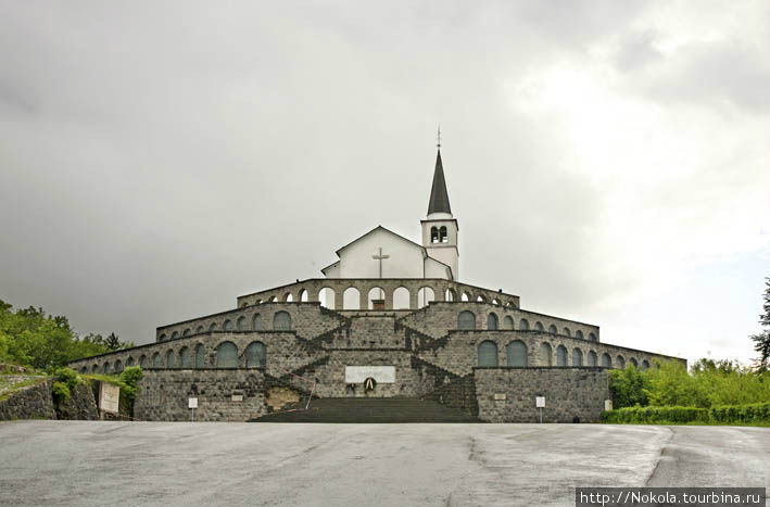 Памятник итальянским солдатам и церковь Св. Антона Кобарид, Словения