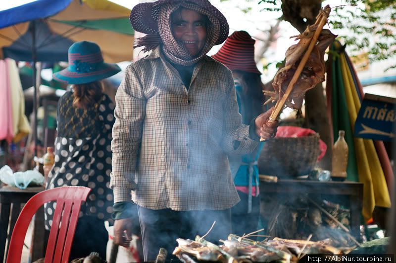 Местные жители опять бескорыстно улыбаются и искренне приветливы. Камбоджа