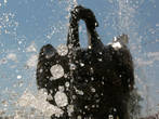Два черных лебедя — фонтан в городском сквере Еманжелинска
