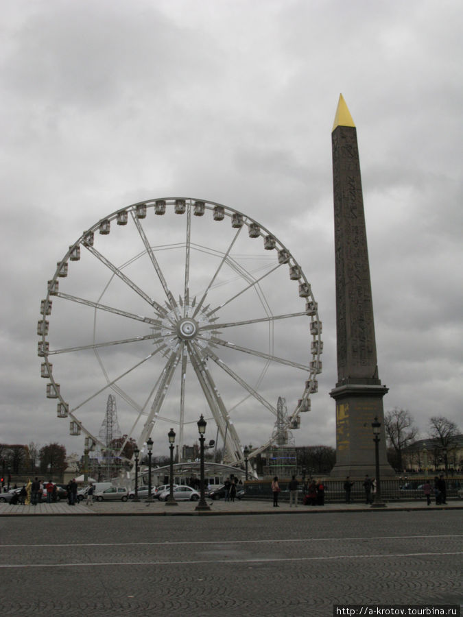 колесо обозрения и египетский монумент Париж, Франция