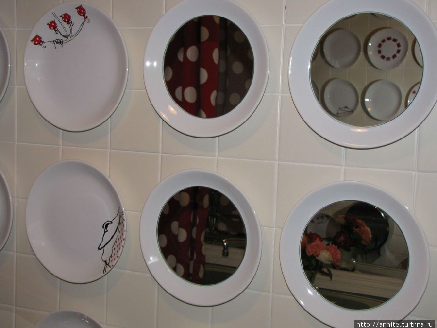 Тарелочки на стене в туалете. Таганрог, Россия