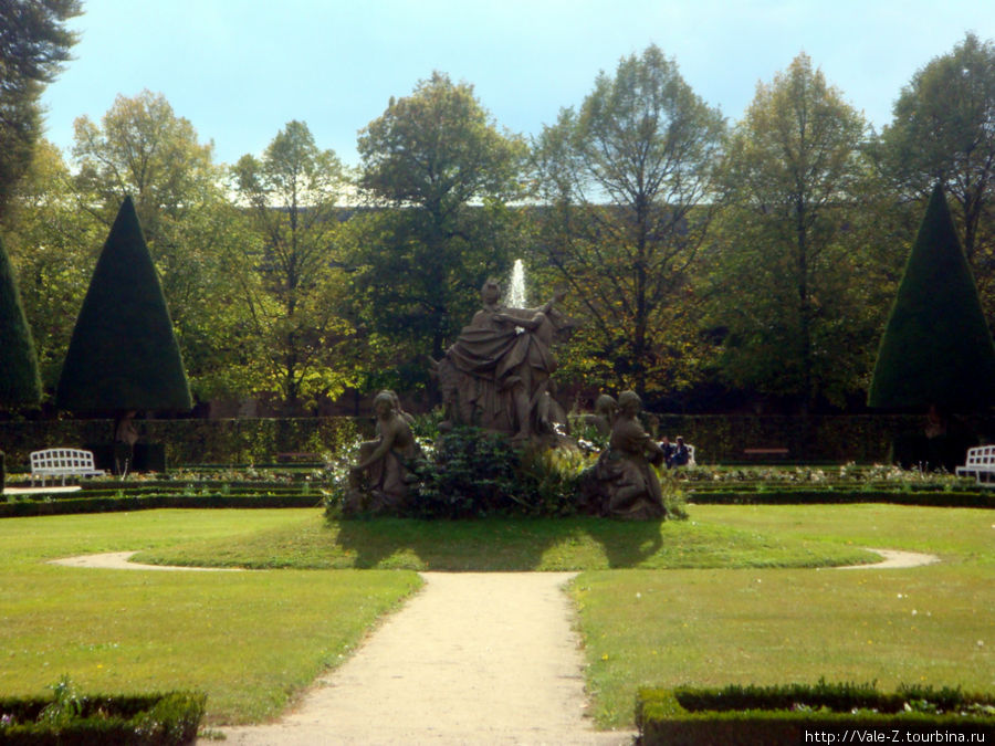 под треугольными кронами деревьев прячутся скульптуры Вюрцбург, Германия