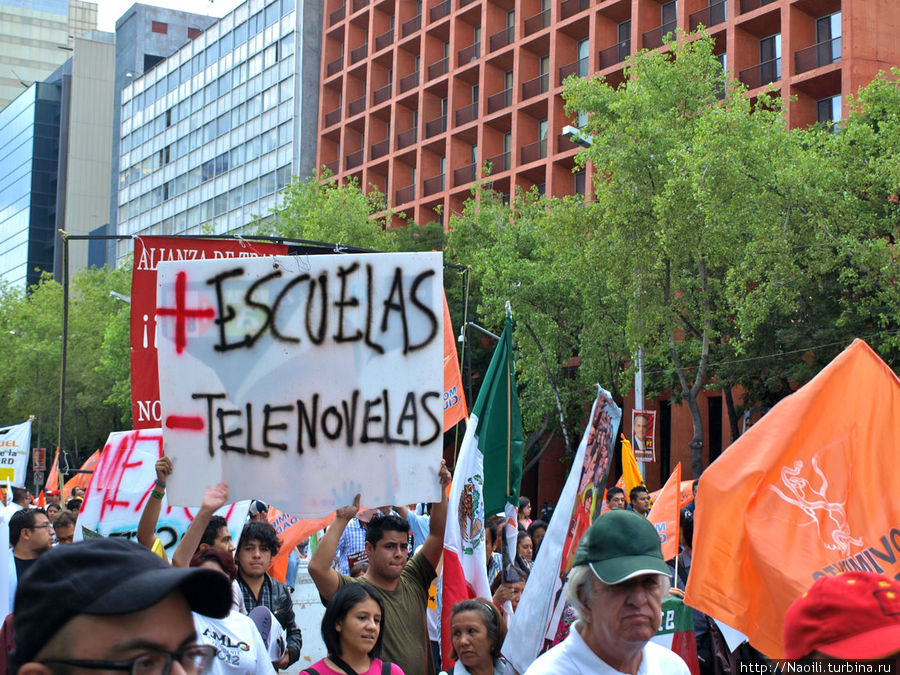 Демонстрации против PRI и РАN накануне выборов президента Мехико, Мексика Демонстрации против PRI и РАN накануне выборов президента Мехико, Мексика