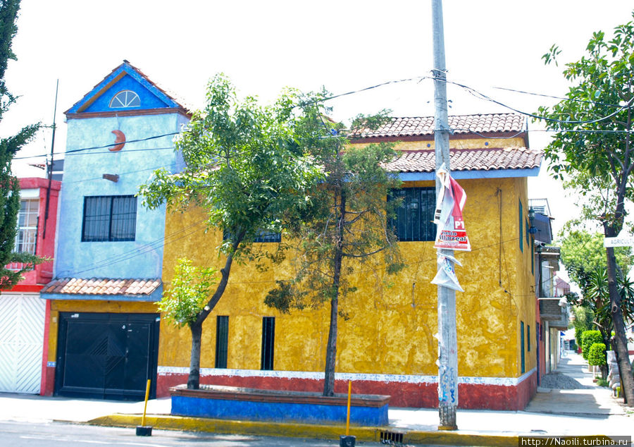 Разноцветные стены в стиле Барригана Мехико, Мексика
