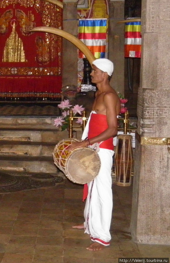Служитель с Храме Зуба Будды Бентота, Шри-Ланка