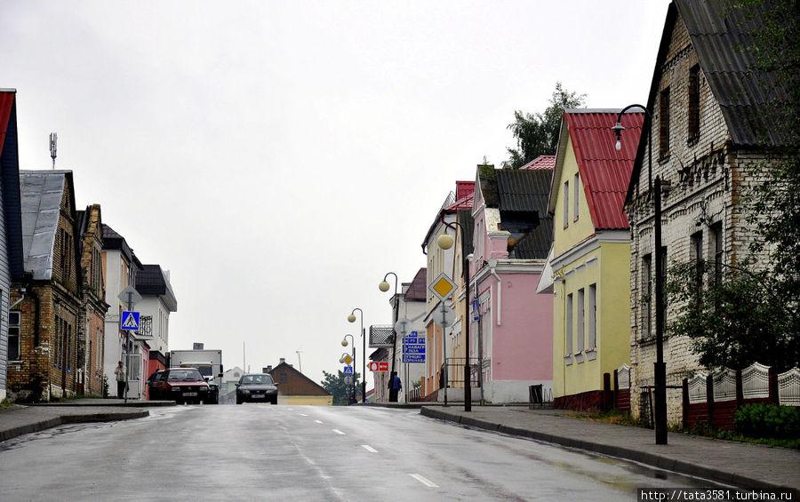 Жилые дома по ул. К. Маркса растянулись почти на 400 м от моста через Ивянку до площади. Ивье, Беларусь