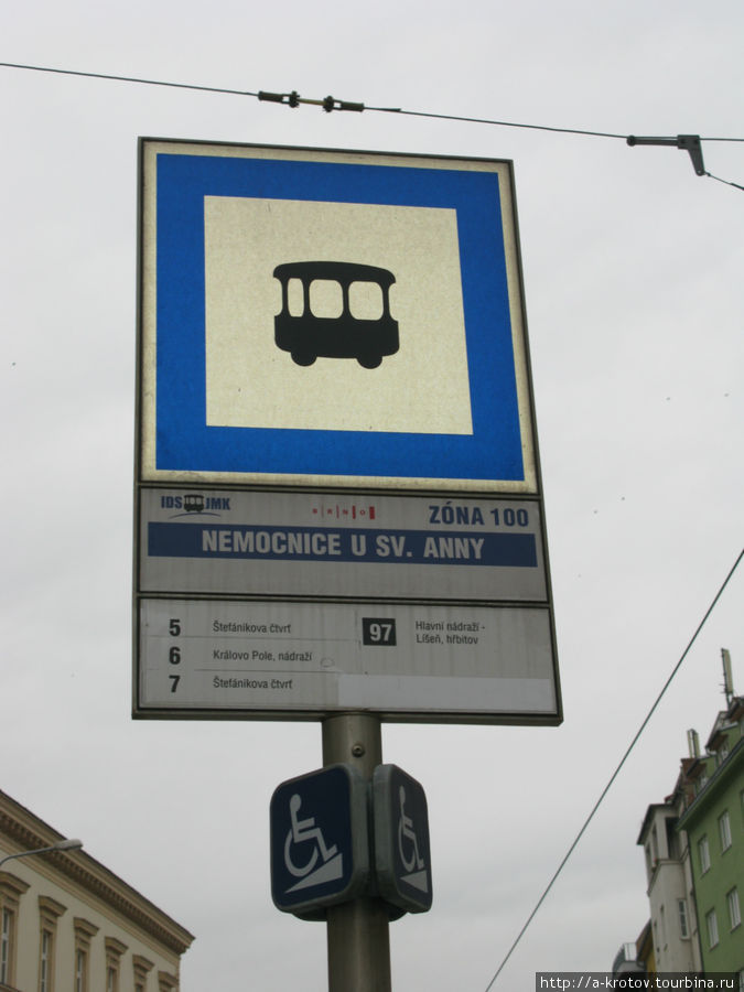 А на знаке остановки нарисован совсем короткий трамвайчик Брно, Чехия