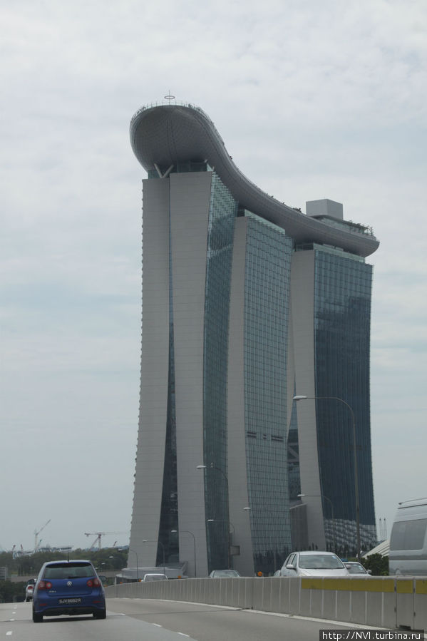 Чем ближе к отелю, тем грандиознее выглядит строение... Сингапур (город-государство)