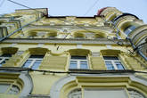 Интересно, что в Киеве некоторые дома любят красиь в яркие цвета. Все дома в округе серые, а один — выделяется.
