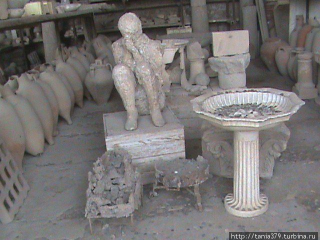 Бывшие зернохранилища,сегодня — склад для археологических находок. Помпеи, Италия
