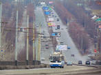 Путепровод проходит по проспекту 50-летия СССР. На горизонте Салтовское шоссе.
