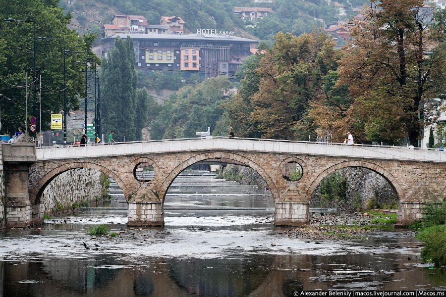 Через город протекает река Мицляка. Сараево, Босния и Герцеговина