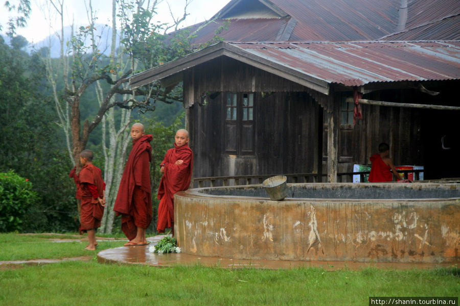 В деревенском монастыре Штат Шан, Мьянма