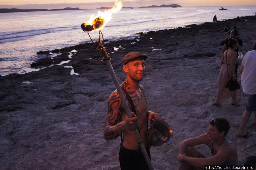Fireman — после заката всегда устраивал представления и зрелища с огнём! Остров Ибица, Испания