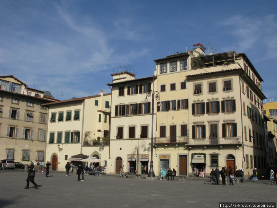В городе много жилых зданий 400-летней давности или около того.
В середине 19-го века, небольшое время, город был столицей всей Италии Флоренция, Италия