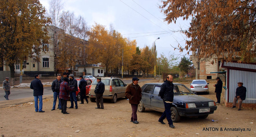 Цыганская тусовка у входа на главную улицу Цыганской горы. Сороки, Молдова