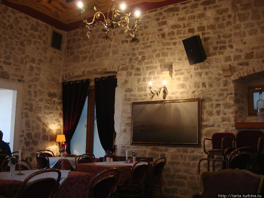 В кафе уютно и несколько прохладнее, чем на улице Сплит, Хорватия