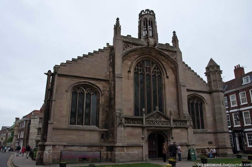 По соседству с Йоркским собором стоит англиканская церковь св. Михаила. Ныне существующий храм построен между 1525 и 1536гг, когда он заменил собой более ранний, стоявший здесь как минимум с 1294г. Йорк, Великобритания