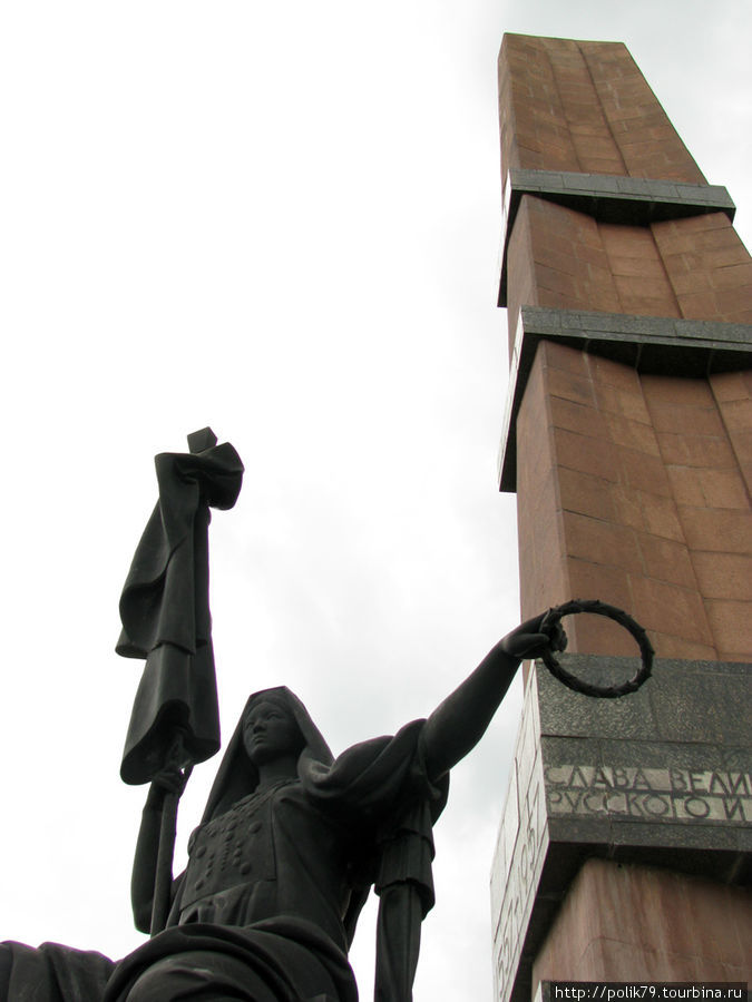 Монумент Дружбы был заложен в 1957 году в честь 400-летия добровольного вхождения Башкирии в состав Русского государства. Фигура на переднем плане — Башкирия. Уфа, Россия
