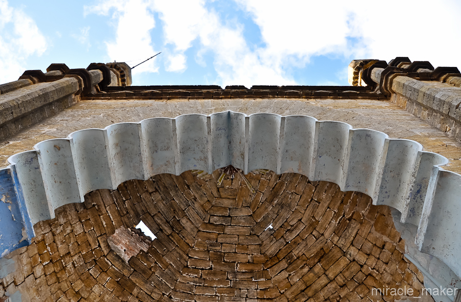 Парадный вход выполнен в виде арки в восточном стиле. Петровка, Украина