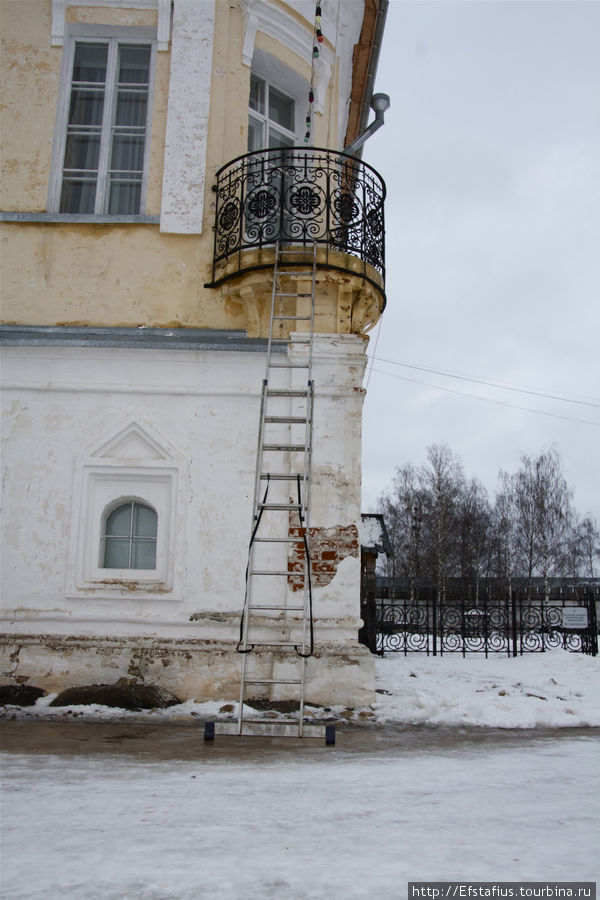 Романтичный балкончик у окна кельи на втором этаже. Вологда, Россия