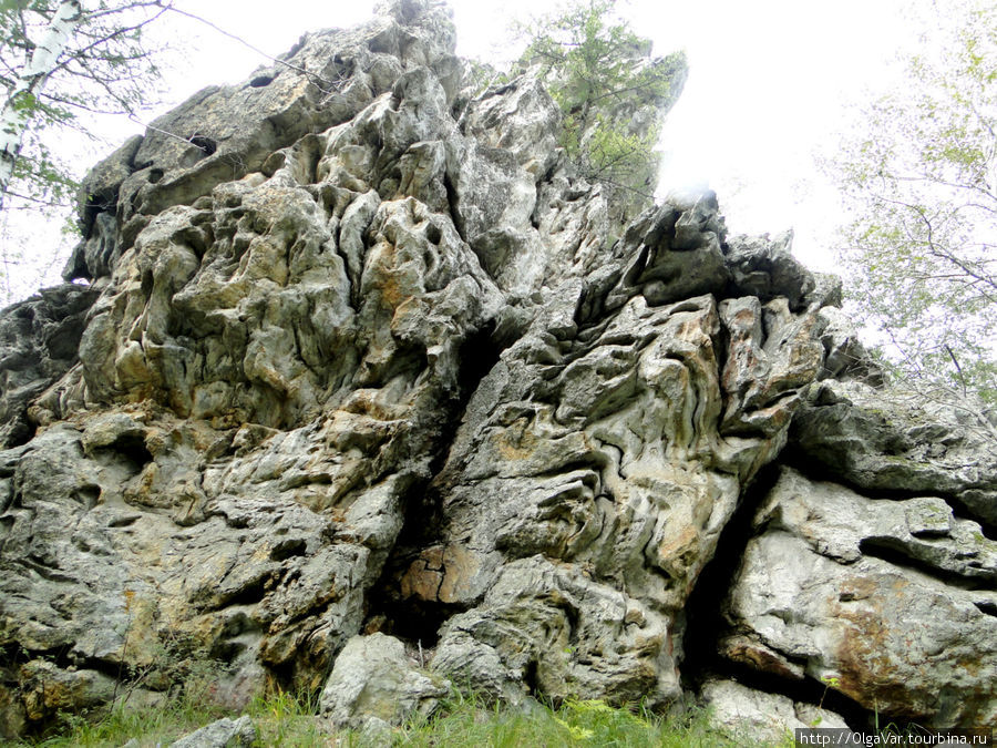 Необычной формы здесь скалистые камни, не гладкие, а словно вырезанные Учалы, Россия