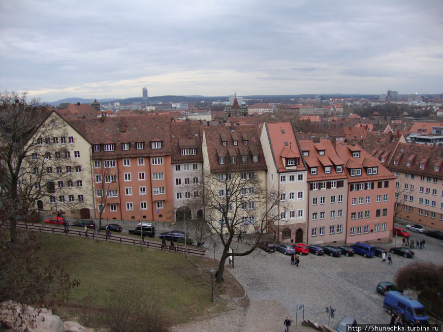 Вид на город со стен крепости Бург Нюрнберг, Германия