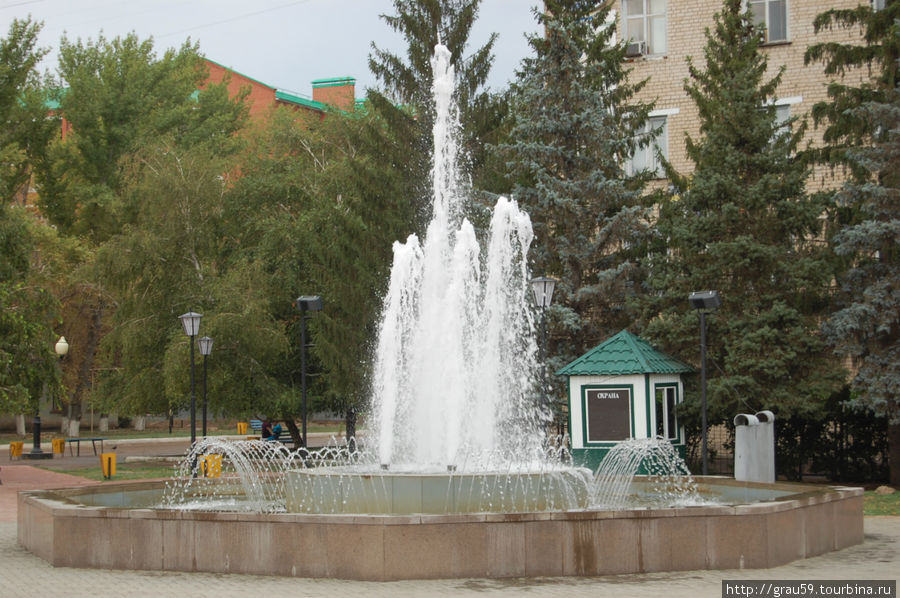 Фонтан на площади Маншук Маметовой Уральск, Казахстан
