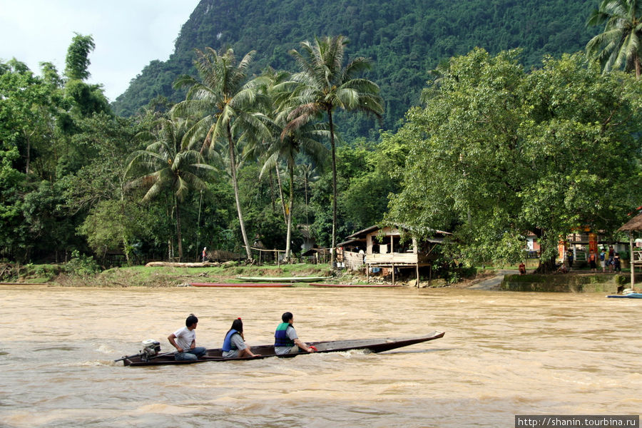 Моторная лодка на реке Нам Сонг Ванвьенг, Лаос