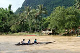 Моторная лодка на реке Нам Сонг